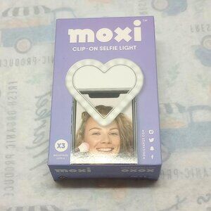 ✨ Moxi Clip-On Selfie Light – Heart-Shaped Ring Light ✨